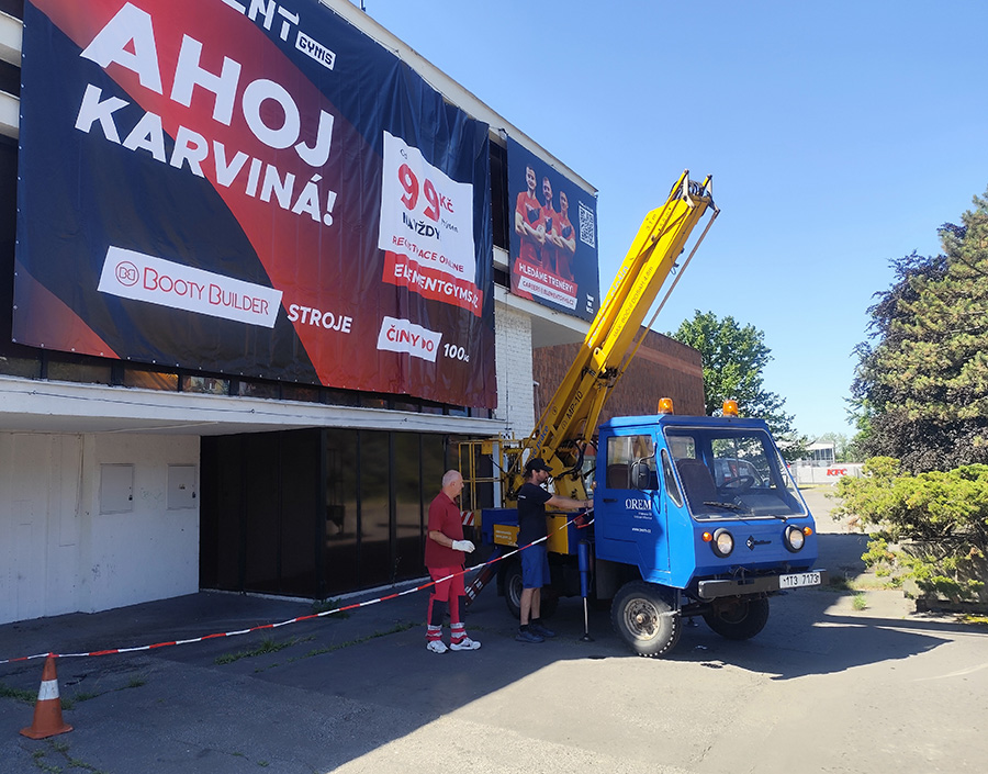 Instalace reklamních plachet a bannerů