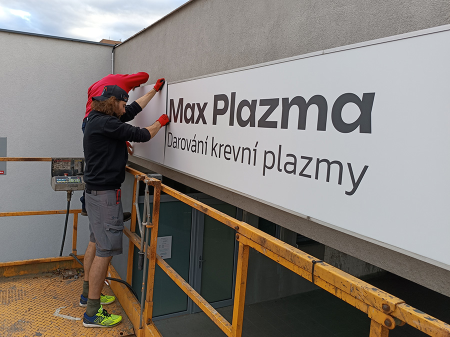 Instalace reklamních desek a označení budov